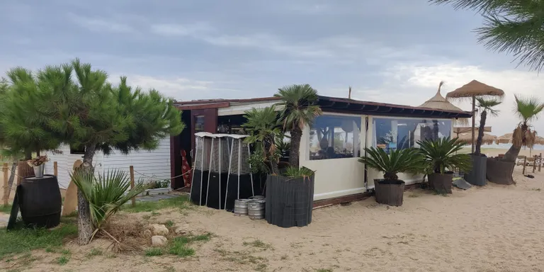 Dues guinguetes ja han obert les portes: una a la Picòrida i una altra a la tercera platja