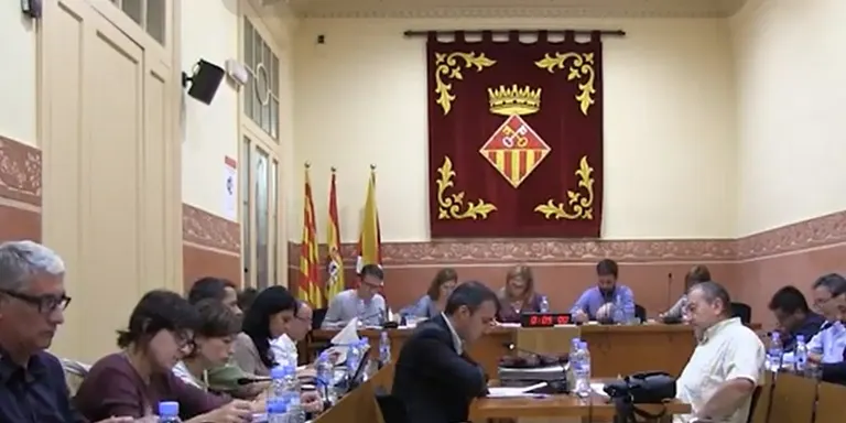 El ple ha necessitat el vot de qualitat de l'alcaldessa per tirar endavant la moció del PP