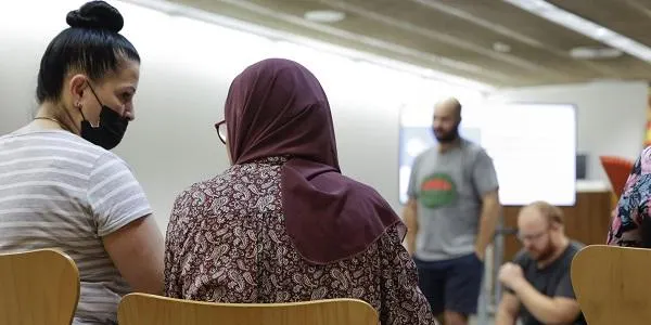 Un total de 28 famílies refugiades participen en el programa 'Oportunitat500' de l'Associació de Micropobles de Catalunya