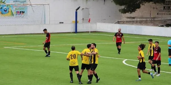 Tres cops de cap per remuntar i assolir la primera victòria del curs (2-3)
