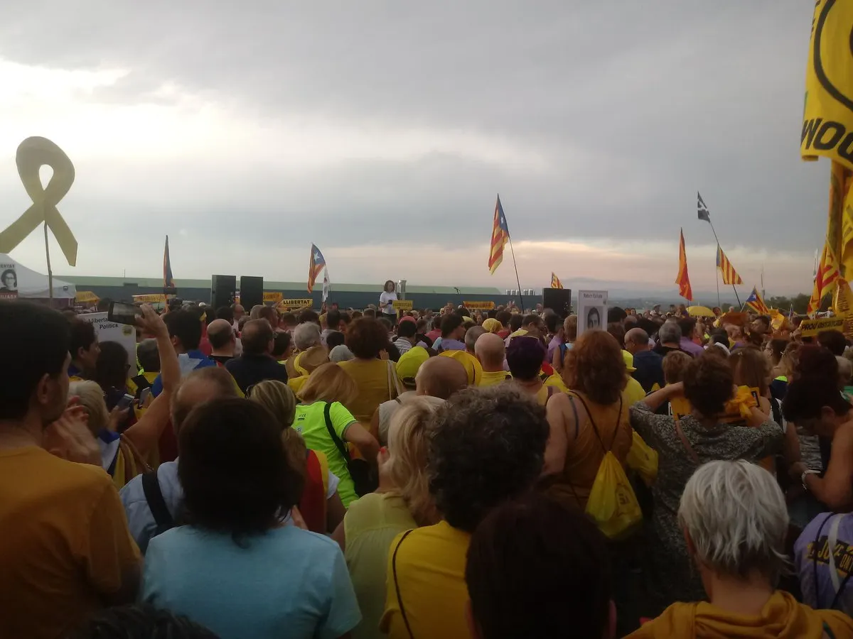 Vallencs mostren el seu suport a Forcadell des del Catllar