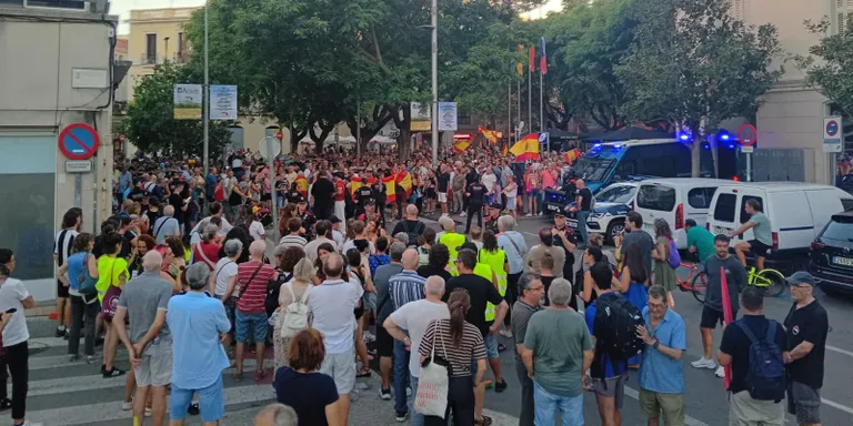 Confrontació, insults i salutacions feixistes a Sant Boi a la manifestació 'Por Ceuta'