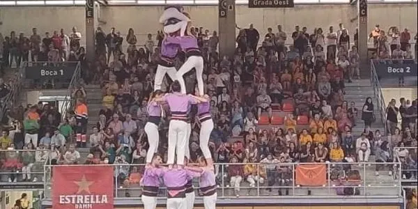 Satisfacció en els Castellers d'Altafulla per haver completat la clàssica de set al Concurs de Castells a Torredembarra