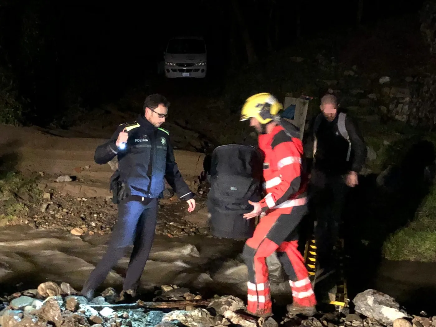 Bombers i Policia Local de Pineda rescaten un nadó d'un vehicle encallat a la Riera