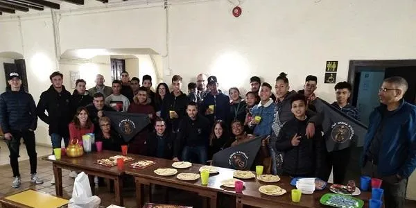 El Grup de Diables visiten els joves MENA a l’Alberg Casa Gran d‘Altafulla