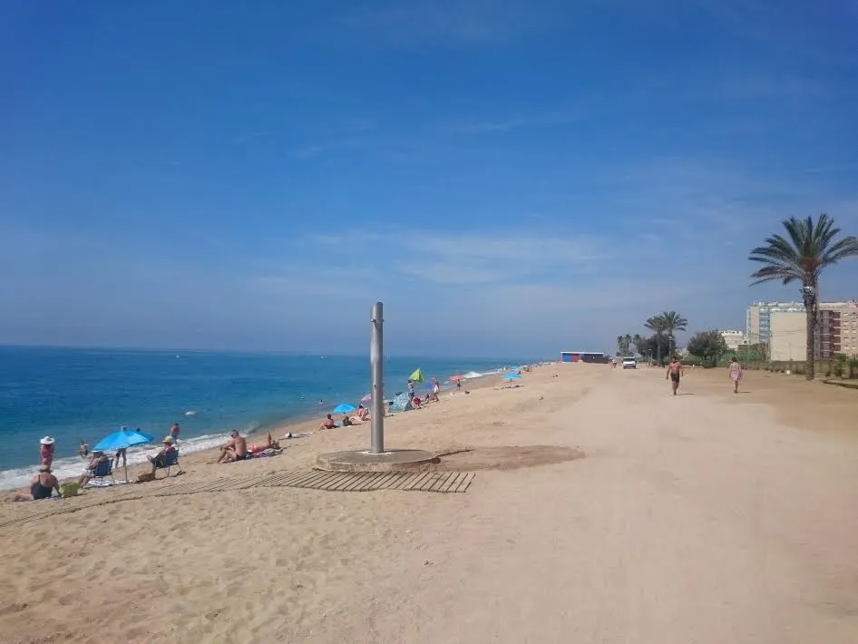 La Platja de la Riera ja rep els banyistes que estrenen sorra