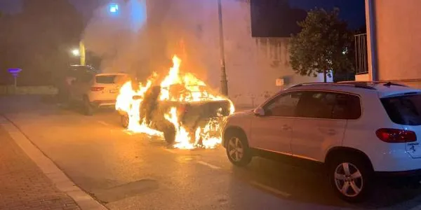 S'incendia un cotxe al carrer Albert Boronat d'Altafulla, a tocar de la plaça Martí Royo