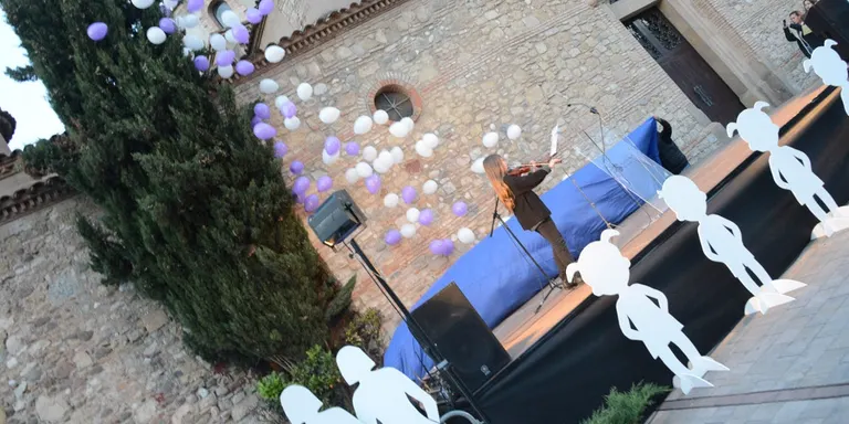 Més d'un centenar de rubinencs rebutgen la violència masclista a l'acte institucional del 25N
