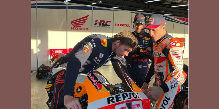 Marc Màrquez ensenya a “pilotar” una MotoGP al campió de Fórmula1