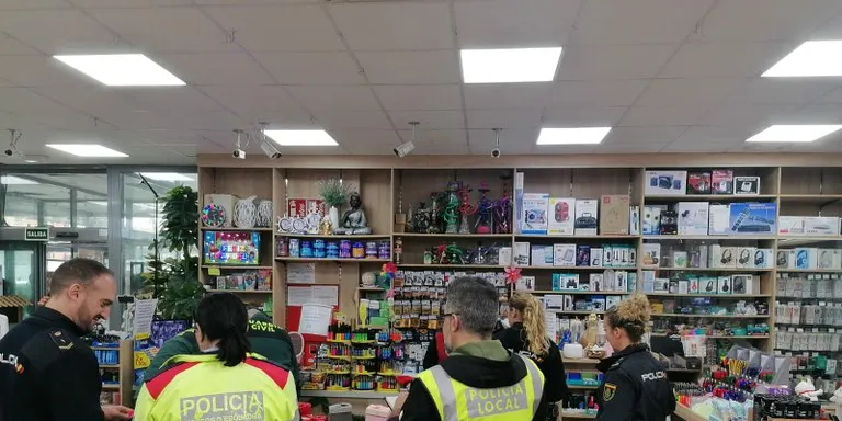 La Policia de Cambrils participa en un dispositiu per retirar joguines que no complien la normativa