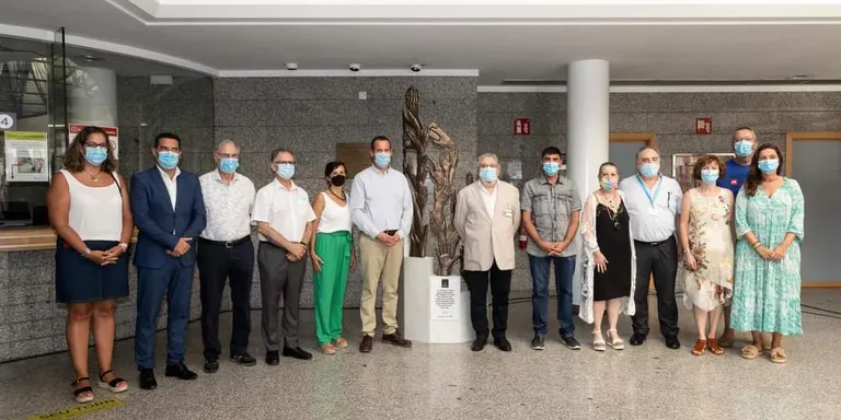 Inaugurada a l'Hospital de Calella l'escultura dedicada «als professionals de l'àmbit de la salut per la seva tasca»