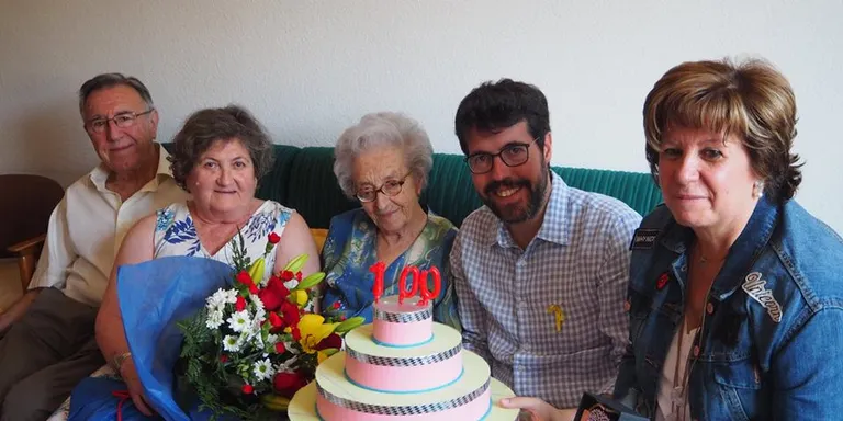 La padrina urgellenca Rosario Castells Lluch rep la Medalla Centenària