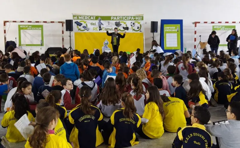 Més de 300 alumnes participen en el mercat del RECanvi Escolar