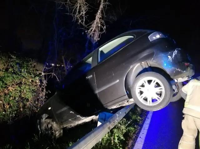 Un vehicle s’enfila a la tanca protectora de la carretera C-1415b entre Caldes i Santa Eulàlia, en un accident sense ferits
