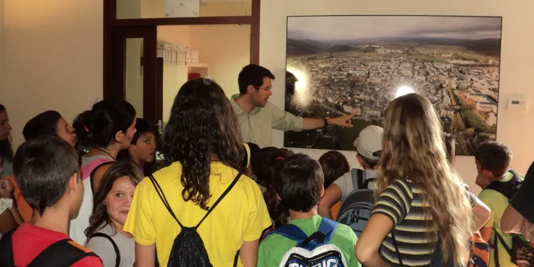 Nens i nenes del casal d'estiu visiten l'Ajuntament de la Seu
