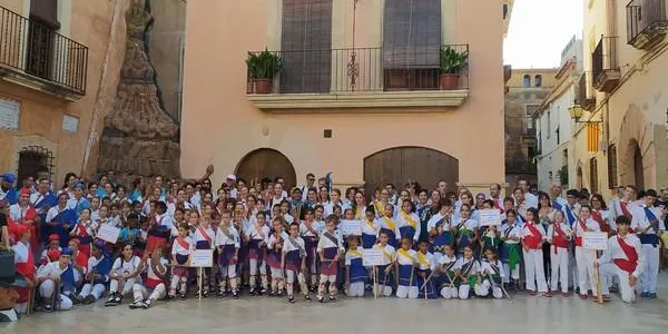 Prop de 150 balladors i músics omplen Altafulla del repicar de bastons en la XII Trobada de Colles Meridionals de Bastoners