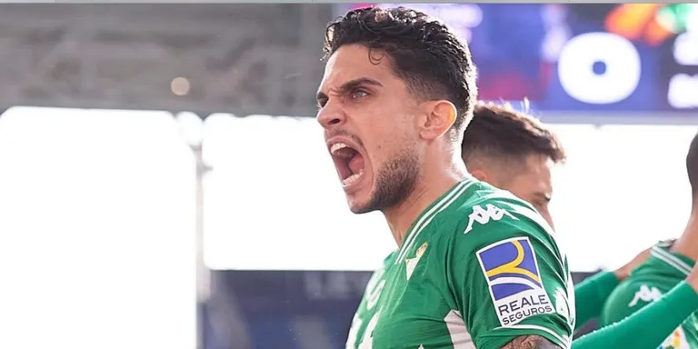 Marc Bartra “al·lucina” amb el suport de l’afició del Betis