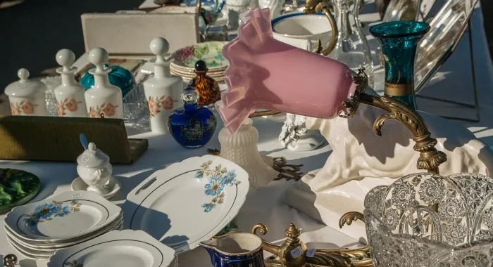 La Fira de Brocanters d'aquest cap de setmana s'ha traslladat a la nova part coberta de la Riera