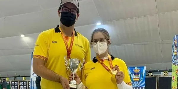 Maria Pitarch es penja la medalla de bronze d’arc compost en el Campionat d’Espanya de 3D en Sala