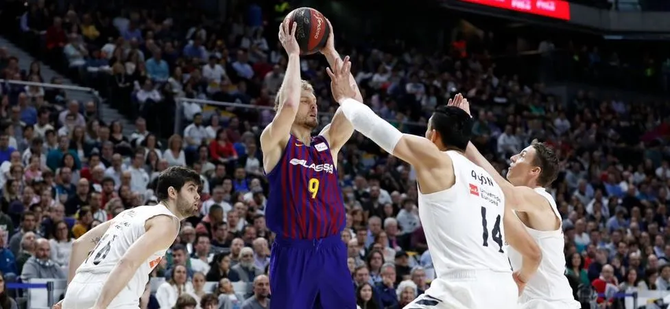 El Barça reforça al liderat guanyant a la pista del Real Madrid (76-82)