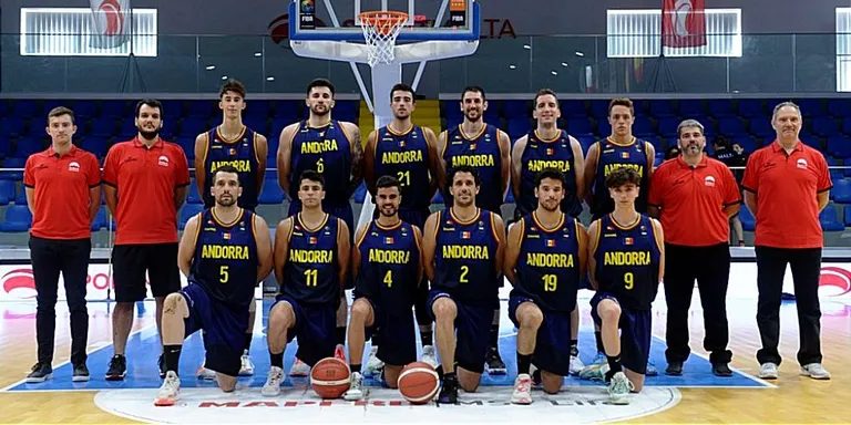 Jordi Serrato i Sergi Serrato disputen l'Europeu de Petits Estats de bàsquet amb la selecció andorrana