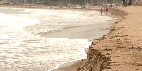 El mar torna a endur-se part de la sorra del litoral d’Altafulla