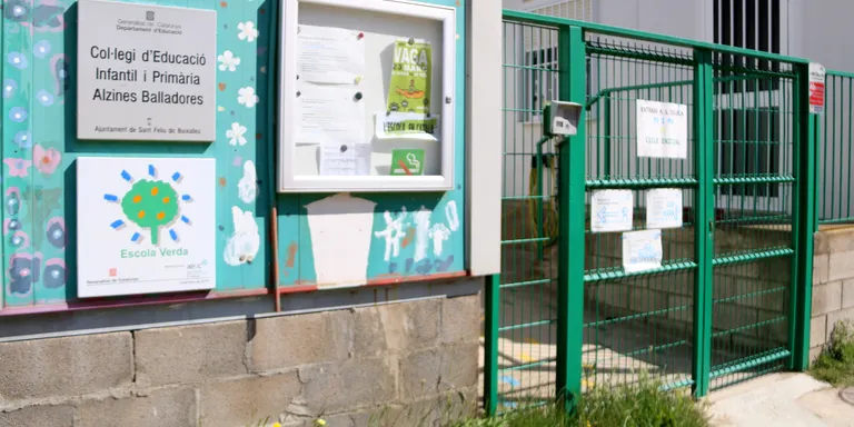 Sant Feliu de Buixalleu explota per l'anunci de 4 anys més de retard per la nova escola que acumula 17 anys de demora