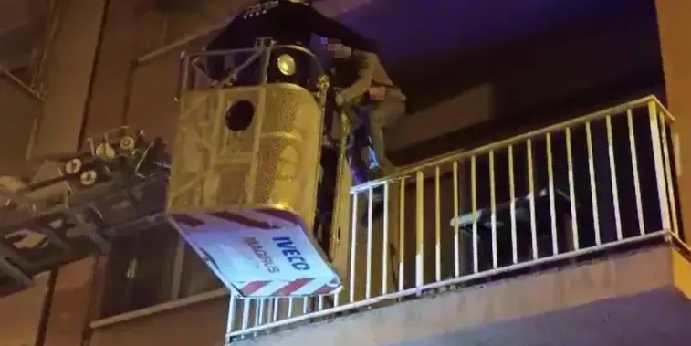Detingut un lladre al carrer Filadors després de ser rescatat d'un balcó