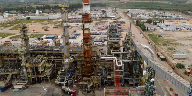 Repsol avisa de possibles sorolls i torxa encesa aquests dies
