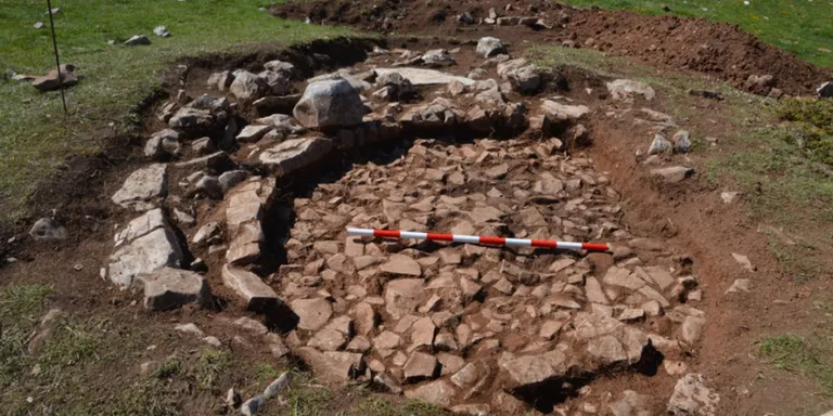 La intervenció al jaciment de Pratllong permet datar-lo a l'època romana