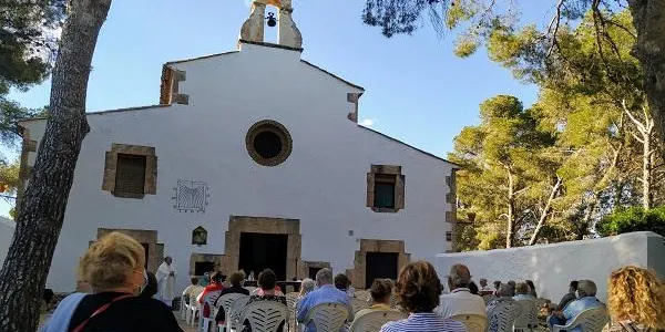 Un centenar d’altafullencs veneren la relíquia del Quadre de Sant Antoni a l’exterior de l’Ermita