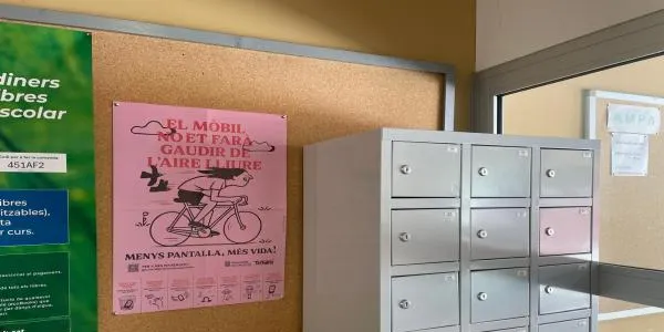 L’Institut d’Altafulla facilita guixetes perquè els alumnes hi deixin el mòbil atenent a la nova normativa