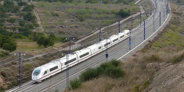 277 passatgers han estat transbordat aquest dijous d'un AVE avariat a la Pobla de Montornès