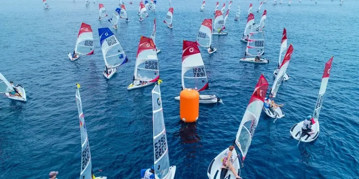 La manca de vent ha permès realitzar només dos de les setze regates que s’havien programat pel Mundial Open Bic de Vela
