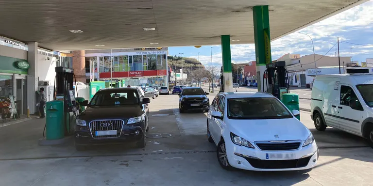 Les benzineres d’Arenys noten avui l’augment de vehicles per a omplir el dipòsit