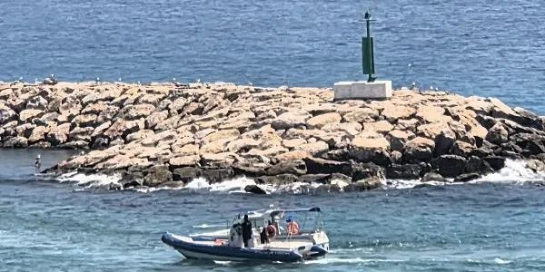 Rescat d’una embarcació fora de control amb dues persones a bord a l’entrada del port de Torredembarra