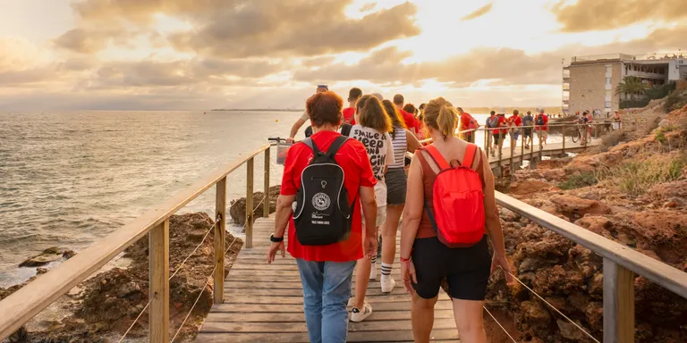 Prop d’una cinquantena de persones participen de la caminada nocturna pel camí de ronda de Salou