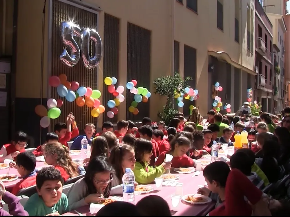 La Schola fa un dinar al carrer per celebrar els 50 anys