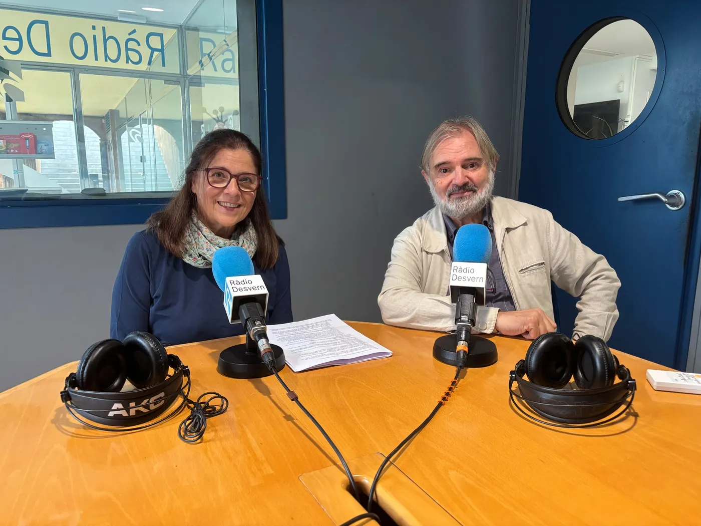 Maria García, i el cantaire Albert Macià durant el magazín La Rambla de Ràdio Desvern