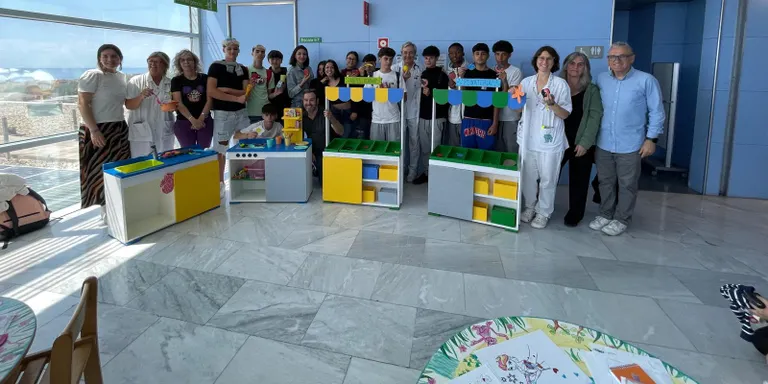 L'alumnat dels PTT de fusteria i vendes entreguen joguines a l'Hospital de Mataró