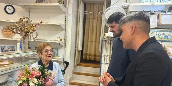 Paquita Sendra abaixa la persiana de la botiga de queviures després de 74 anys de servei a Altafulla
