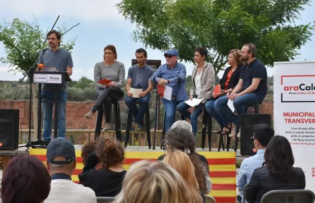 Unes 80 persones assisteixen a l’acte central d’Ara Caldes, a la plaça U d’Octubre