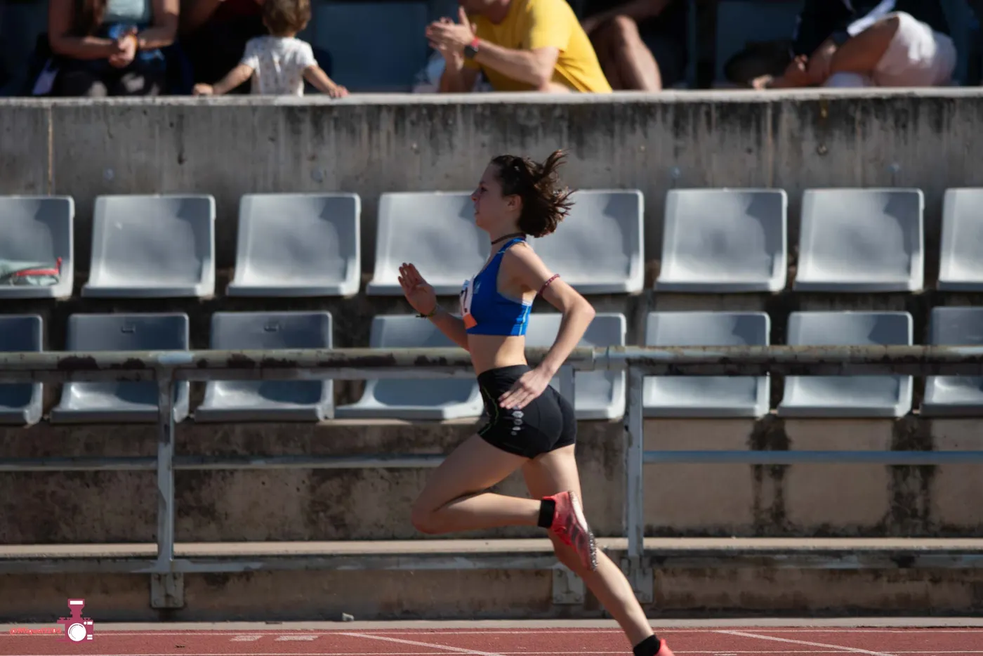 Les atletes Noa Anton i Lola San José es pengen la medalla d’or al Campionat de Catalunya de tardor