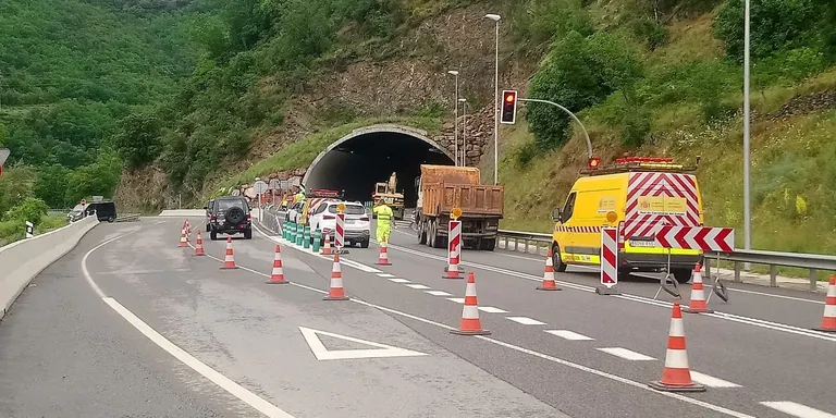 Reobert un carril del túnel del Bordar, afectat per una esllavissada
