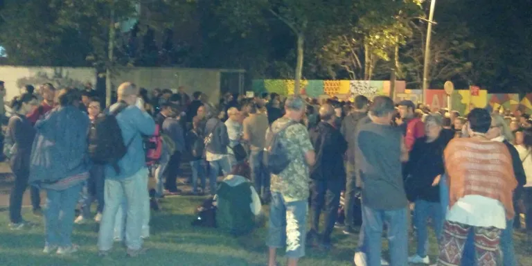 Molts rubinencs porten dues hores concentrats davant dels col.legis electorals