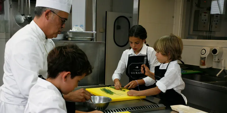 Tres estudiants es converteixen en cuiners per un dia a l’Institut Escola d’Hoteleria de Cambrils
