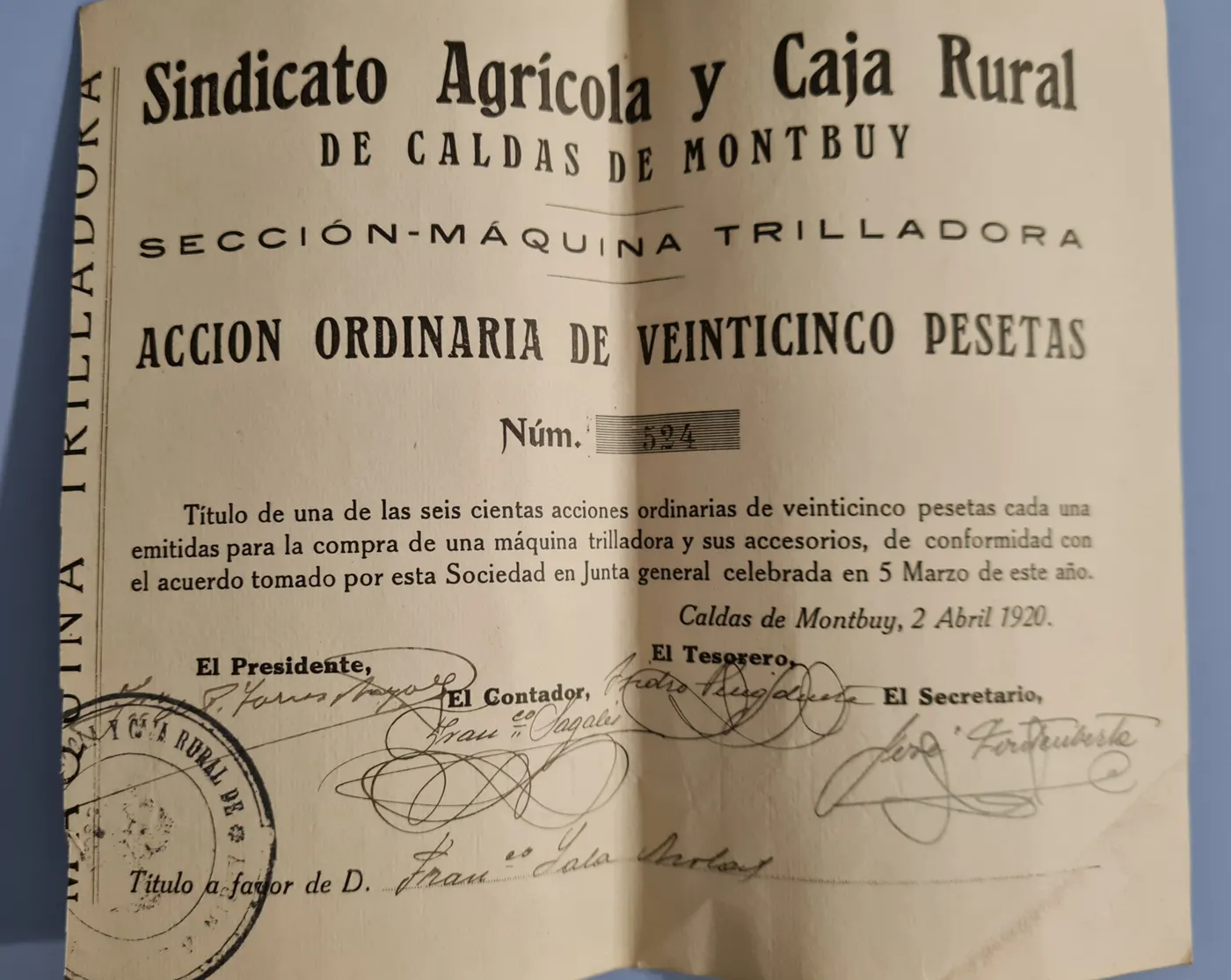 L’arxiu municipal mostra una acció per valor de 25 pessetes, emesa pel Sindicat Agrícola i Caixa Rural de Caldes el 1920