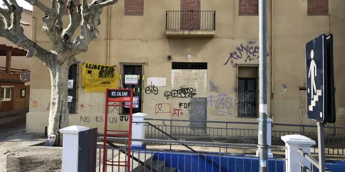 L’enderroc de la caserna de la Guàrdia Civil provoca talls de trànsit importants aquesta setmana