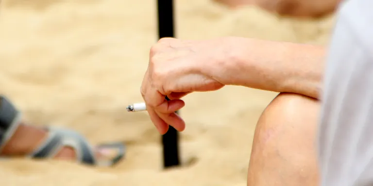 Salut prepara una llei per prohibir fumar en espais com entrades d'escoles, parades de bus i terrasses d'establiments