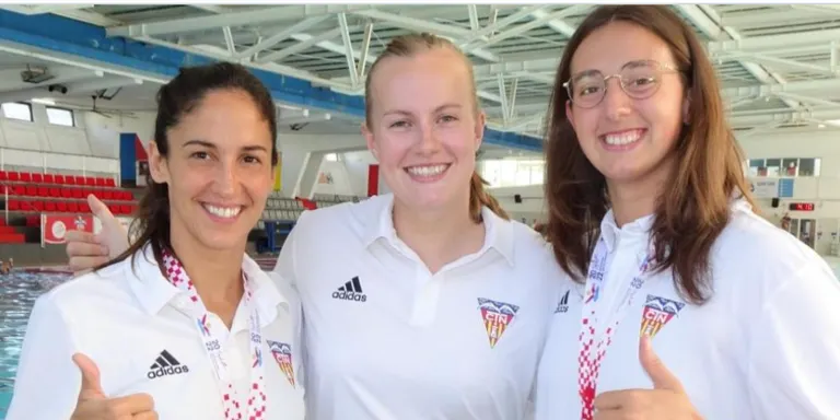 Reconeixement públic a les waterpolistes Paula Camus, Pili Peña i Nina Ten Broek